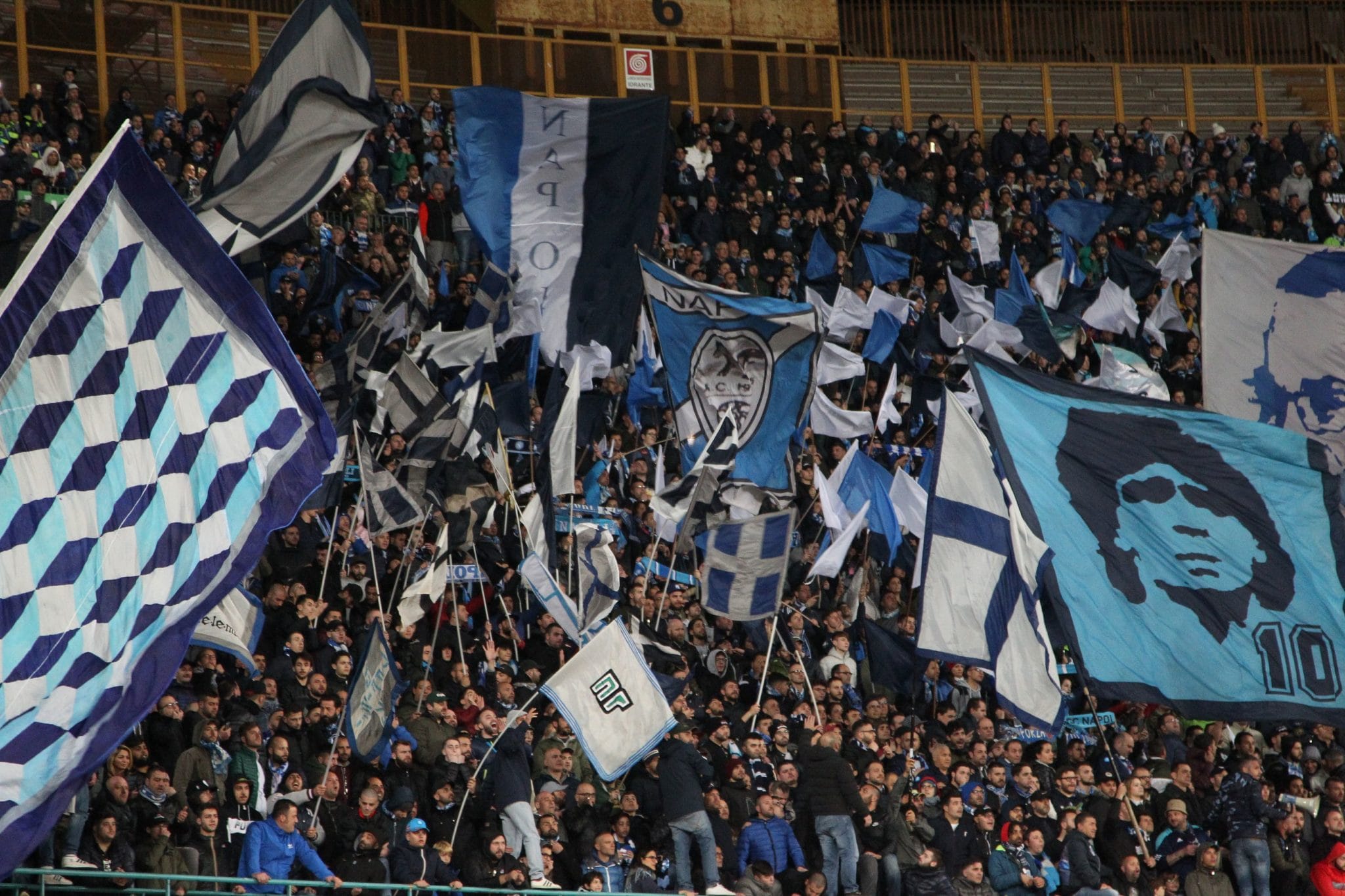FBL-ITA-SERIEA-NAPOLI-JUVENTUS Napoli's fans cheer during the Italian Serie A football match SSC Napoli vs Juventus FC on April 2, 2017 at the San Paolo Stadium. / AFP PHOTO / CARLO HERMANN (Photo credit should read CARLO HERMANN/AFP/Getty Images)